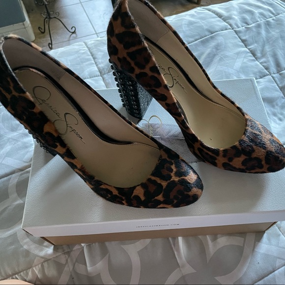 Jessica Simpson textured leopard shoes with studs - Picture 3 of 4